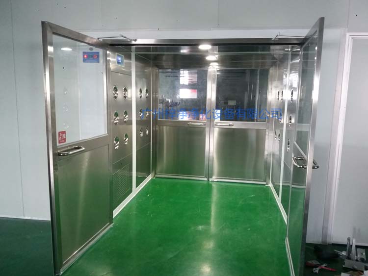 雙開(kāi)門貨淋室前門打開(kāi),后門緊鎖 防止?jié)崈羰遗c非潔凈室空氣對(duì)流。