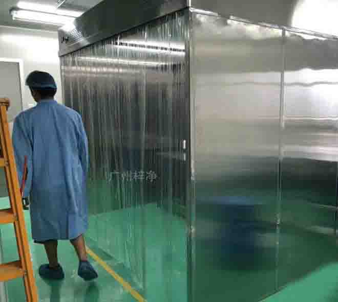 負(fù)壓稱量罩(室)是一種用于制藥,微生物研究和科學(xué)實驗等場所專用的局部凈化設(shè)備,它提供一種垂直單向氣流。