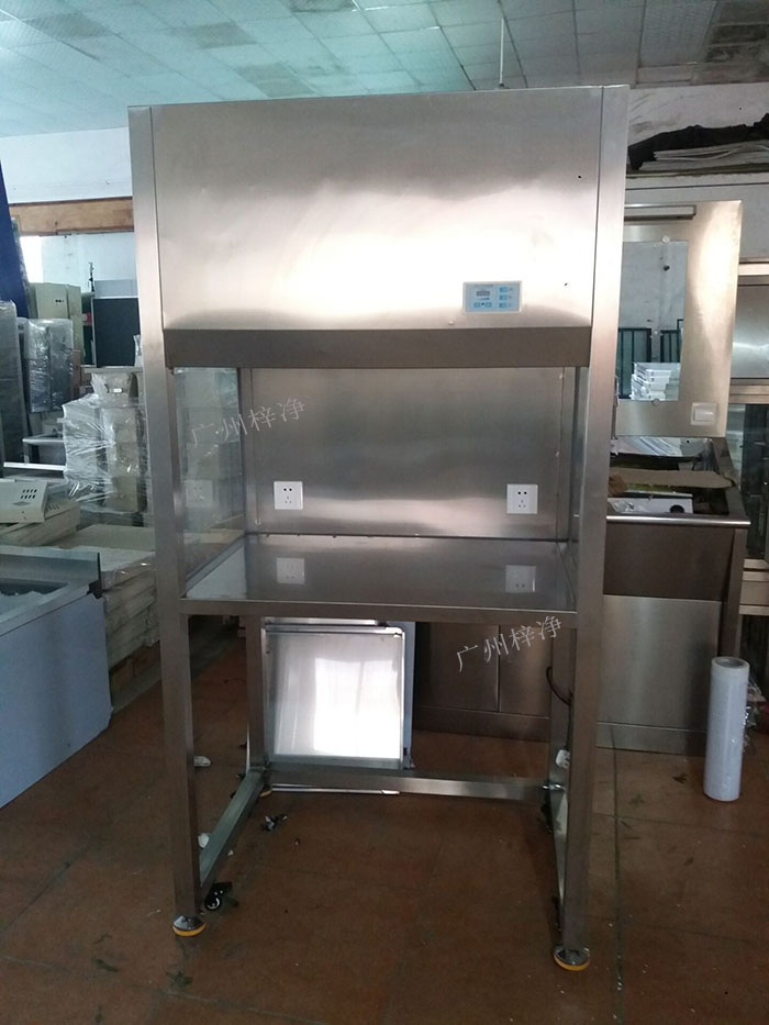 升降門超凈工作臺又稱為升降門潔凈工作臺、推拉門超凈工作臺、無菌工作臺